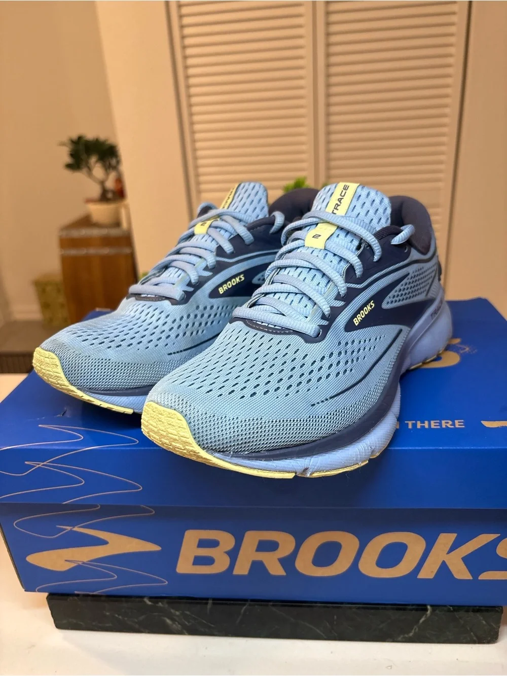 Brooks Trace 2 Women's Pale Blue and Navy Running Shoes, size 8.5